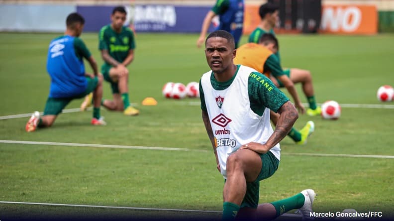 Douglas Costa rescinde contrato e deixa o Fluminense